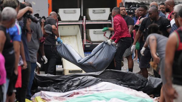 As equipes da Defesa Civil recolheram os corpos deixados por moradores em uma praça no Complexo da Penha, em outubro de 2025 - Sputnik Brasil