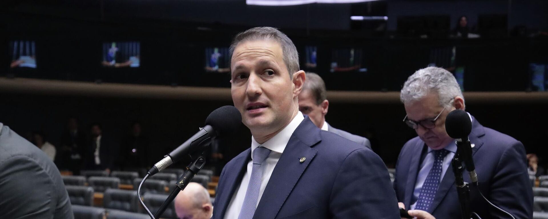 O deputado federal, Guilherme Derrite (PP-SP), durante sessão plenária na Câmara dos Deputados - Sputnik Brasil, 1920, 12.11.2025