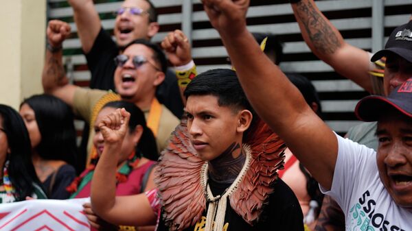 Povos indígenas entoam slogans em defesa da Amazônia na Cúpula dos Povos, um encontro que coincide com a COP30 da ONU, em novembro de 2025 - Sputnik Brasil