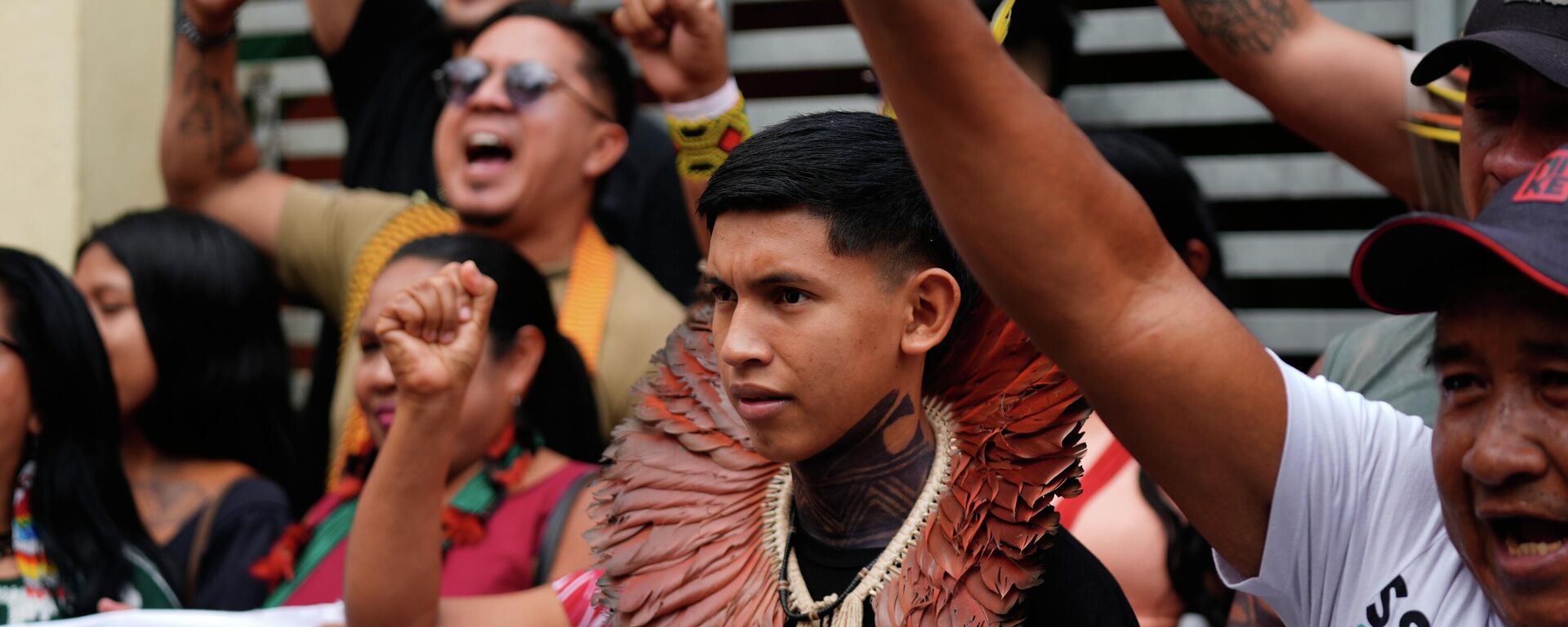 Povos indígenas entoam slogans em defesa da Amazônia na Cúpula dos Povos, um encontro que coincide com a COP30 da ONU, em novembro de 2025 - Sputnik Brasil, 1920, 12.11.2025