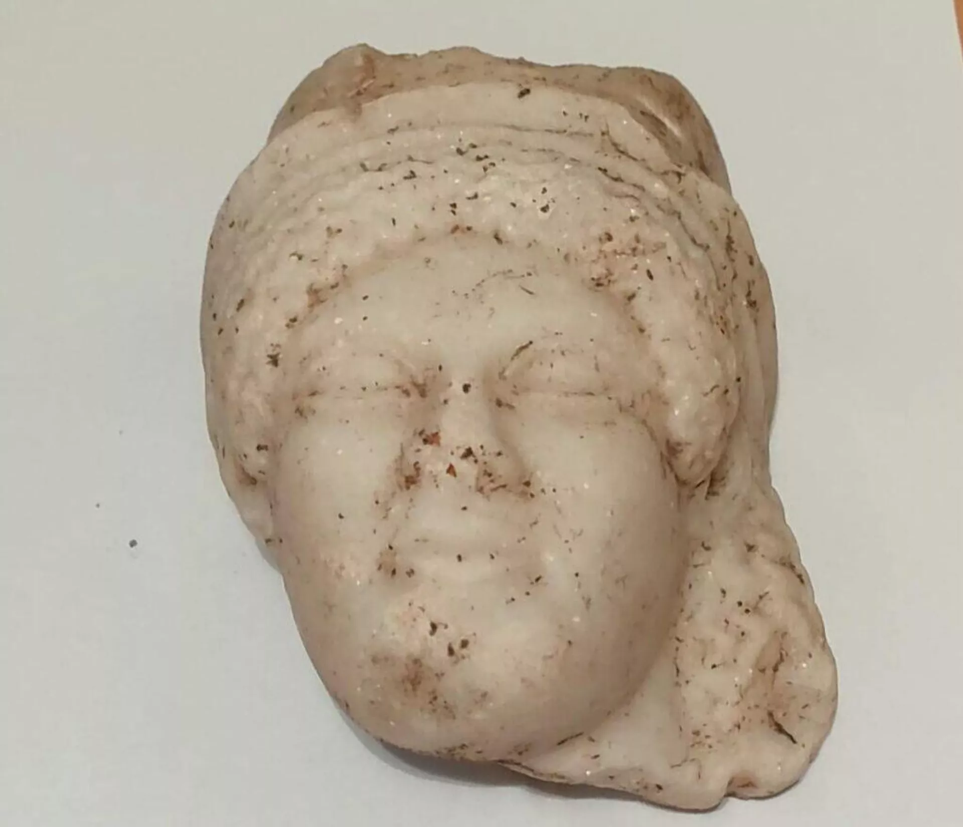 Rara máscara de mármore do século 4 a.C. de uma mulher fenícia desenterrada em Cartago. Rara máscara de mármore do século 4 a.C. de uma mulher fenícia desenterrada em Cartago. - Sputnik Brasil, 1920, 13.11.2025