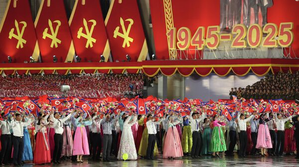 Participantes das celebrações em homenagem aos 80 anos de fundação do Partido dos Trabalhadores da Coreia. Pyongyang, RPDC, 10 de outubro de 2025 - Sputnik Brasil