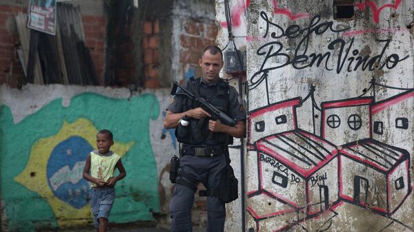 Policial faz a guarda em um beco do Complexo Alemão, como parte do reforço de segurança da Unidade de Polícia Pacificadora (UPP), no Rio de Janeiro. Brasil, 7 de abril de 2015 - Sputnik Brasil