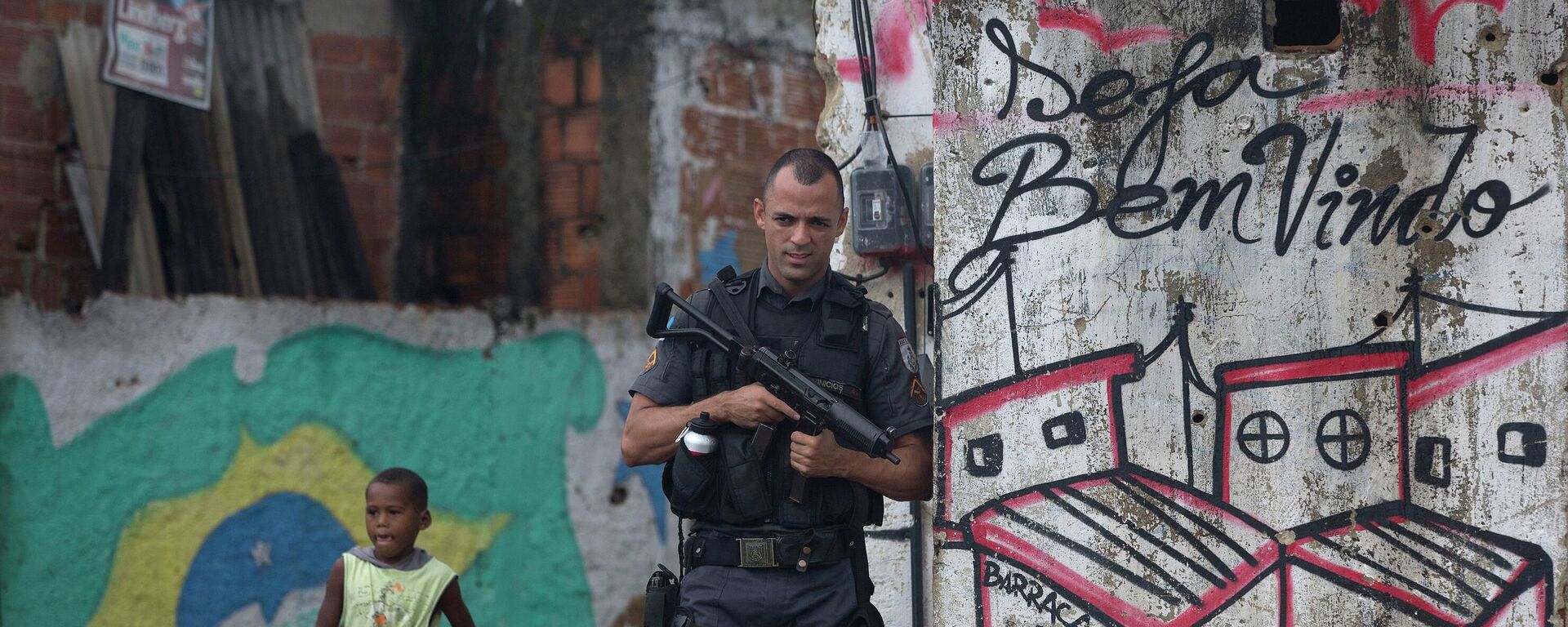 Policial faz a guarda em um beco do Complexo Alemão, como parte do reforço de segurança da Unidade de Polícia Pacificadora (UPP), no Rio de Janeiro. Brasil, 7 de abril de 2015 - Sputnik Brasil, 1920, 13.11.2025