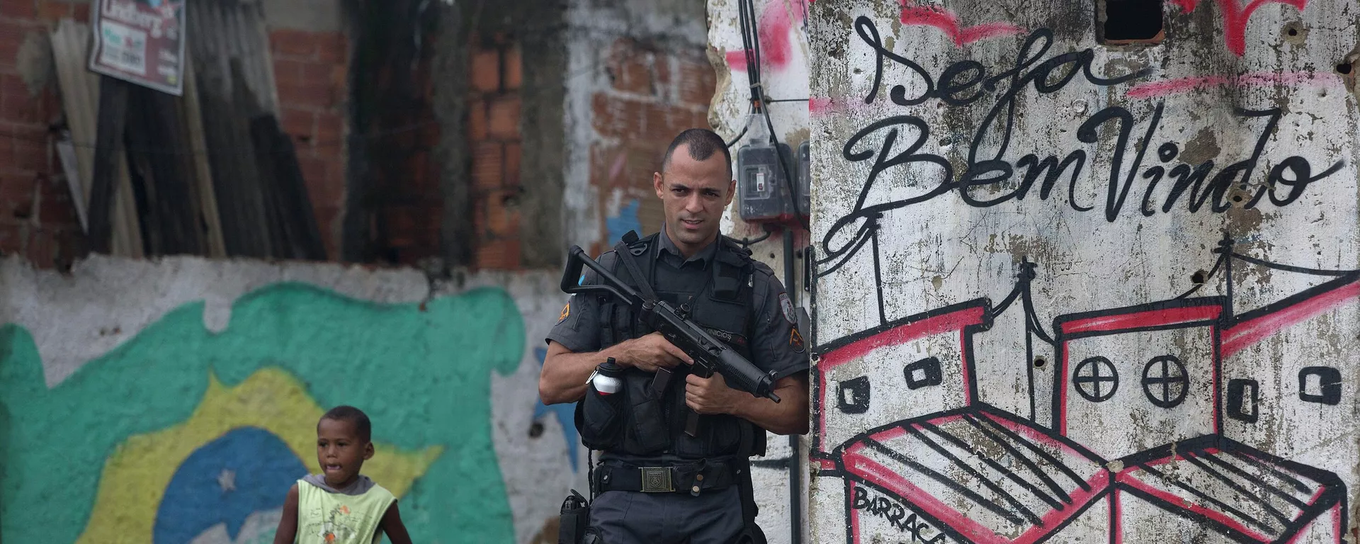 Policial faz a guarda em um beco do Complexo Alemão, como parte do reforço de segurança da Unidade de Polícia Pacificadora (UPP), no Rio de Janeiro. Brasil, 7 de abril de 2015 Policial faz a guarda em um beco do Complexo Alemão, como parte do reforço de segurança da Unidade de Polícia Pacificadora (UPP), no Rio de Janeiro. Brasil, 7 de abril de 2015 - Sputnik Brasil, 1920, 13.11.2025