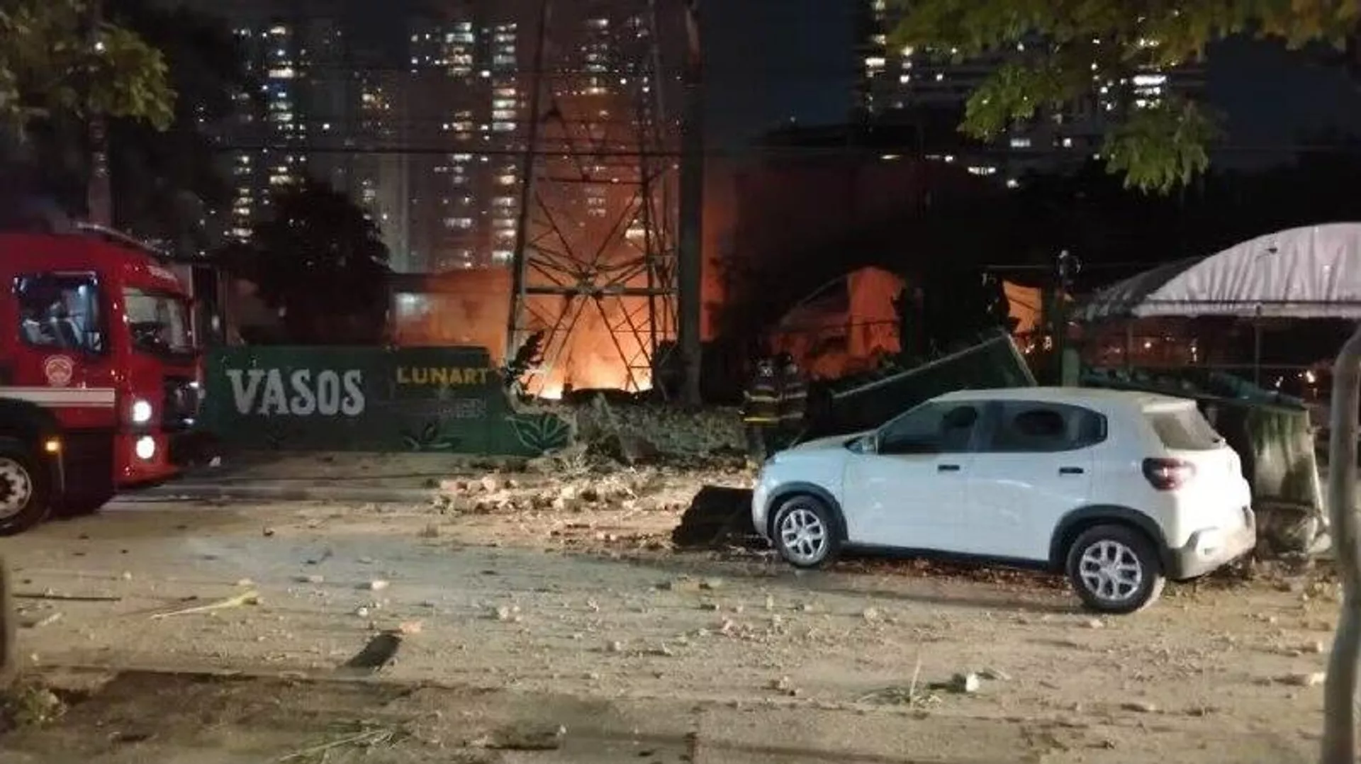 Incêndio atinge galpão de fogos de artifício em SP e deixa feridos Incêndio atinge galpão de fogos de artifício em SP e deixa feridos - Sputnik Brasil, 1920, 13.11.2025