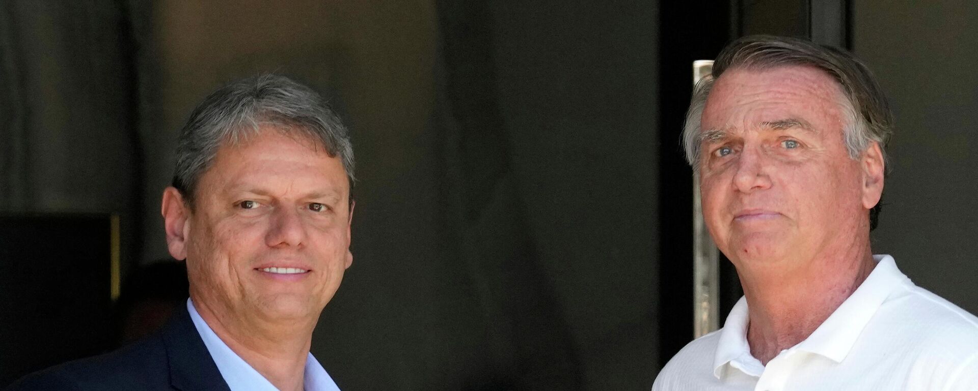 O governador de São Paulo, Tarcísio de Freitas (Republicano-SP), em visita ao ex-presidente Jair Bolsonaro (à dir.), em setembro de 2025 - Sputnik Brasil, 1920, 13.11.2025