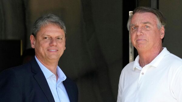 O governador de São Paulo, Tarcísio de Freitas (Republicano-SP), em visita ao ex-presidente Jair Bolsonaro (à dir.), em setembro de 2025 - Sputnik Brasil