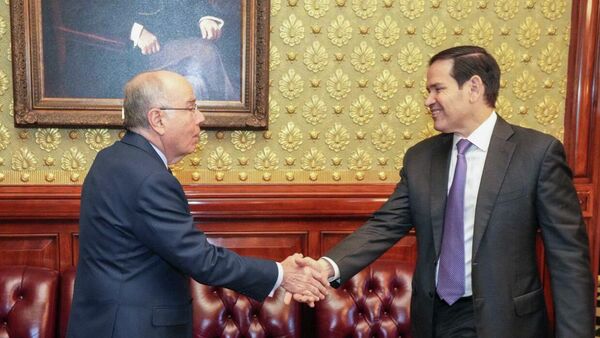 O ministro das Relações Exteriores do Brasil, Mauro Vieira (à esq.), em encontro com o secretário de Estado dos Estados Unidos, Marco Rubio (à dir.), em outubro de 2025 - Sputnik Brasil