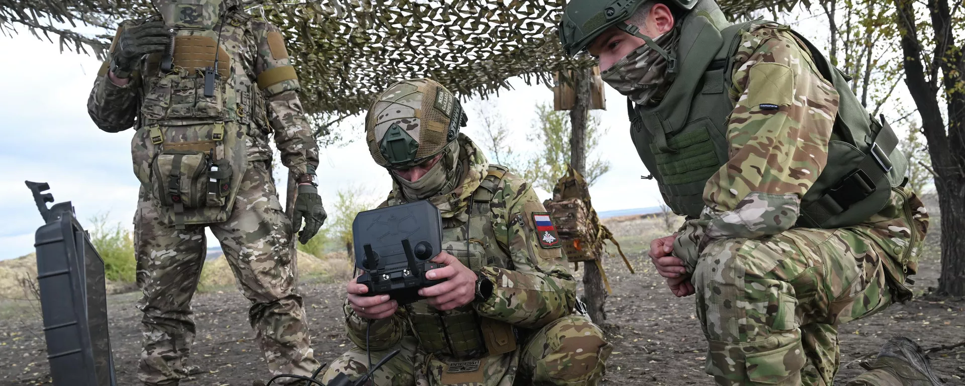 Os soldados russos na zona da operação militar especial na Ucrânia. - Sputnik Brasil, 1920, 14.11.2025