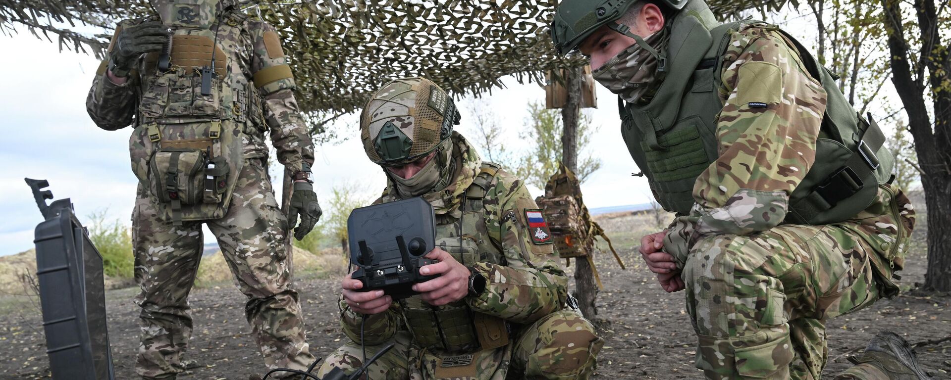 Os soldados russos na zona da operação militar especial na Ucrânia. - Sputnik Brasil, 1920, 02.12.2025