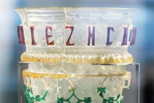 Copo de vidro romano com um brinde grego Copo de vidro romano com um brinde grego - Sputnik Brasil