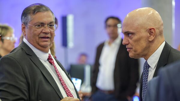 Os ministros do Supremo Tribunal Federal (STF) Flávio Dino e Alexandre de Moraes participam do seminário A necessidade de regulamentar as redes sociais e o papel das plataformas na economia digital, em Brasília (DF), em 14 de agosto de 2024 - Sputnik Brasil