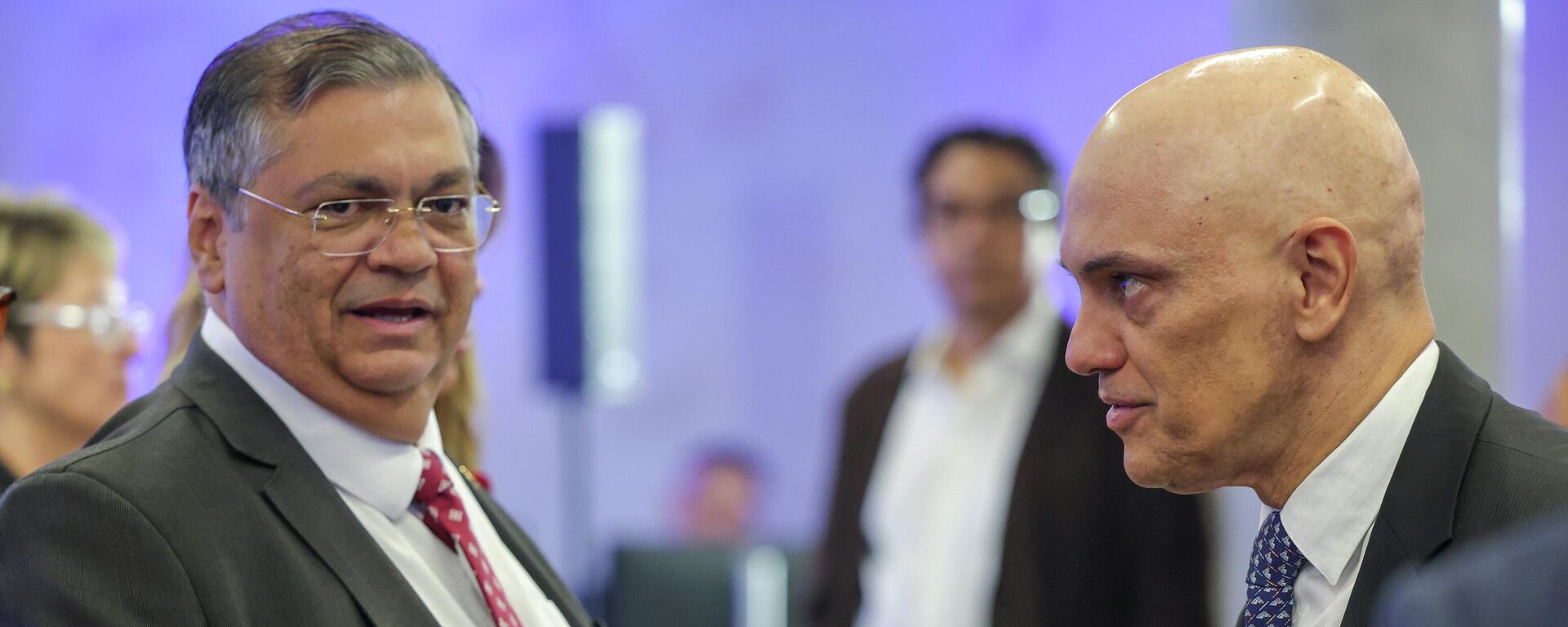 Os ministros do Supremo Tribunal Federal (STF) Flávio Dino e Alexandre de Moraes participam do seminário A necessidade de regulamentar as redes sociais e o papel das plataformas na economia digital, em Brasília (DF), em 14 de agosto de 2024 - Sputnik Brasil, 1920, 14.11.2025