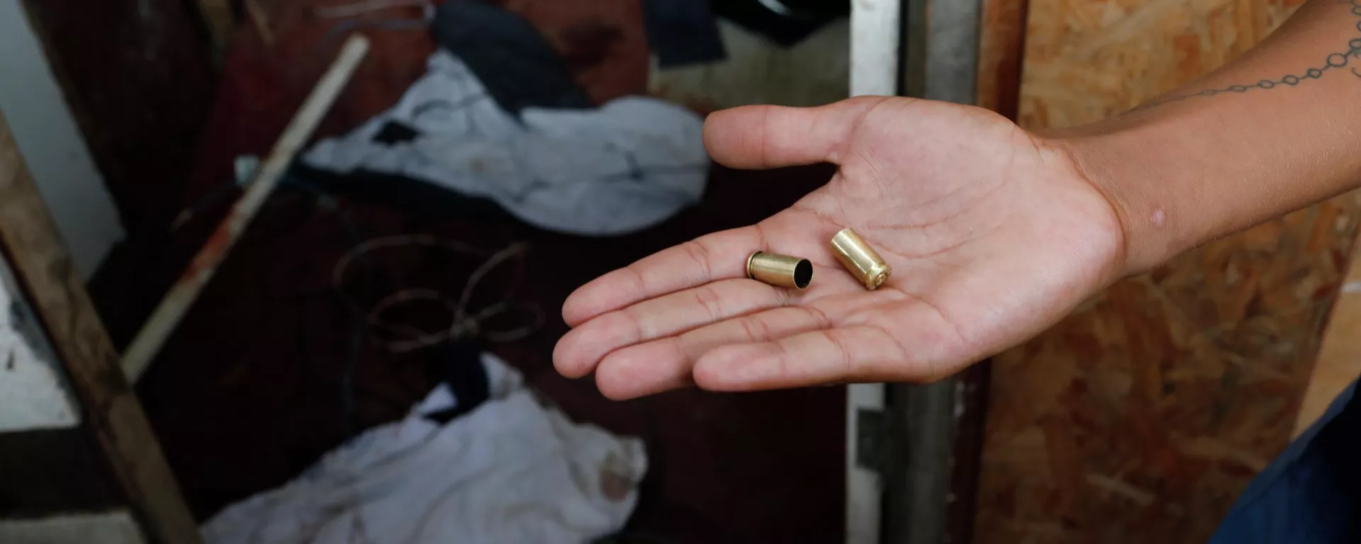 Homem mostra cápsulas de balas no local onde criança foi morta por bala perdida durante operação policial na favela Nova Jerusalém. Rio de Janeiro, Brasil, 14 de fevereiro de 2019 Homem mostra cápsulas de balas no local onde criança foi morta por bala perdida durante operação policial na favela Nova Jerusalém. Rio de Janeiro, Brasil, 14 de fevereiro de 2019 - Sputnik Brasil, 1920, 14.11.2025