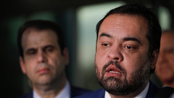 O governador do Rio de Janeiro, Cláudio Castro fala com jornalistas na saída do ministério da Defesa, após reunião com ministro, José Mucio, em 25 de outubro de 2023, em Brasília - Sputnik Brasil