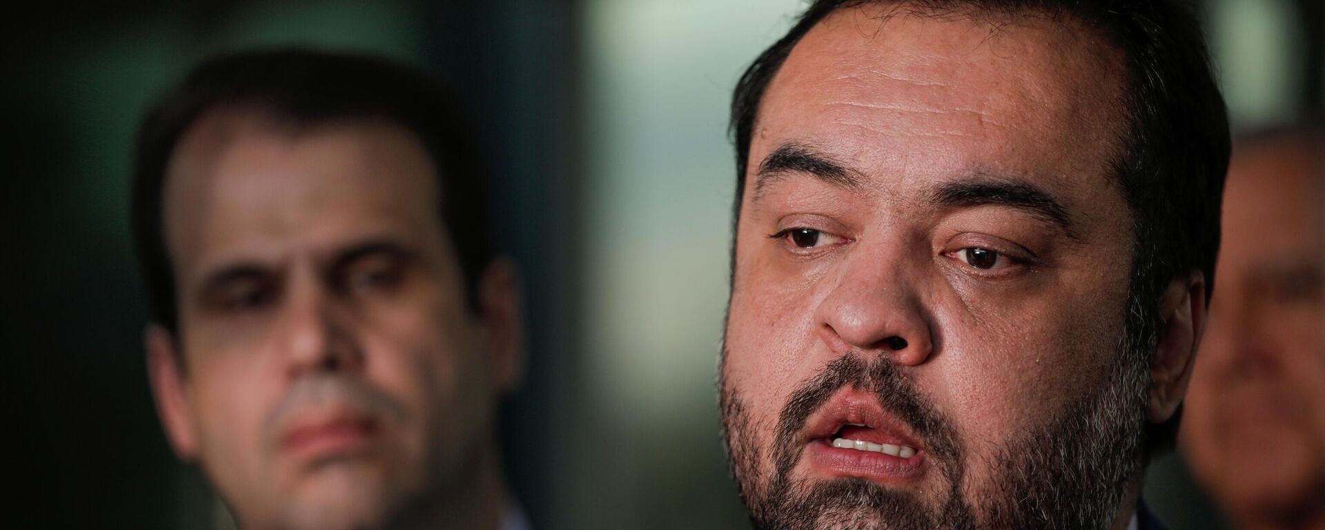 O governador do Rio de Janeiro, Cláudio Castro fala com jornalistas na saída do ministério da Defesa, após reunião com ministro, José Mucio, em 25 de outubro de 2023, em Brasília - Sputnik Brasil, 1920, 14.11.2025