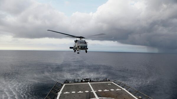 Helicóptero norte-americano pousa no USS Underwood, no mar caribenho do Panamá, em outubro de 2012 - Sputnik Brasil