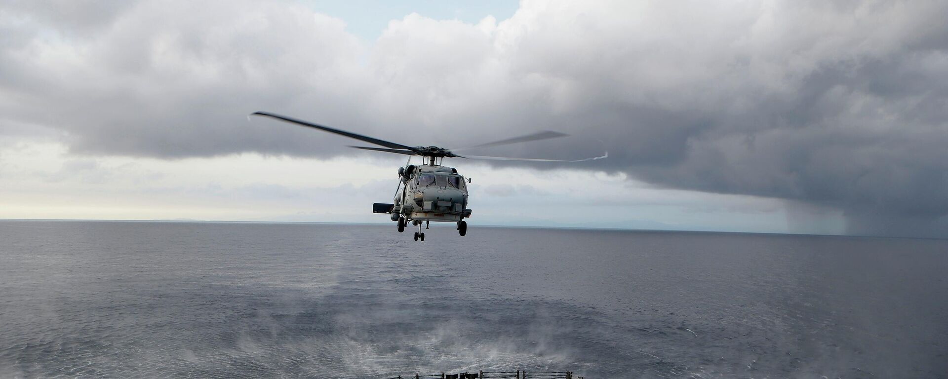 Helicóptero norte-americano pousa no USS Underwood, no mar caribenho do Panamá, em outubro de 2012 - Sputnik Brasil, 1920, 14.11.2025