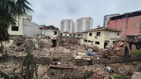 Casa onde ocorreu a detonação foi totalmente destruída e a força do impacto atingiu carros, muros, fachadas comerciais e janelas em São Paulo. 14 de novembro de 2025 - Sputnik Brasil