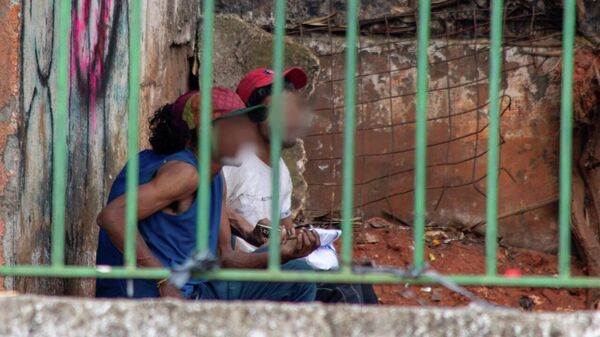 Dezenas de pessoas consumindo crack na calçada do Memorial da América Latina em São Paulo. 14 de novembro de 2025 - Sputnik Brasil