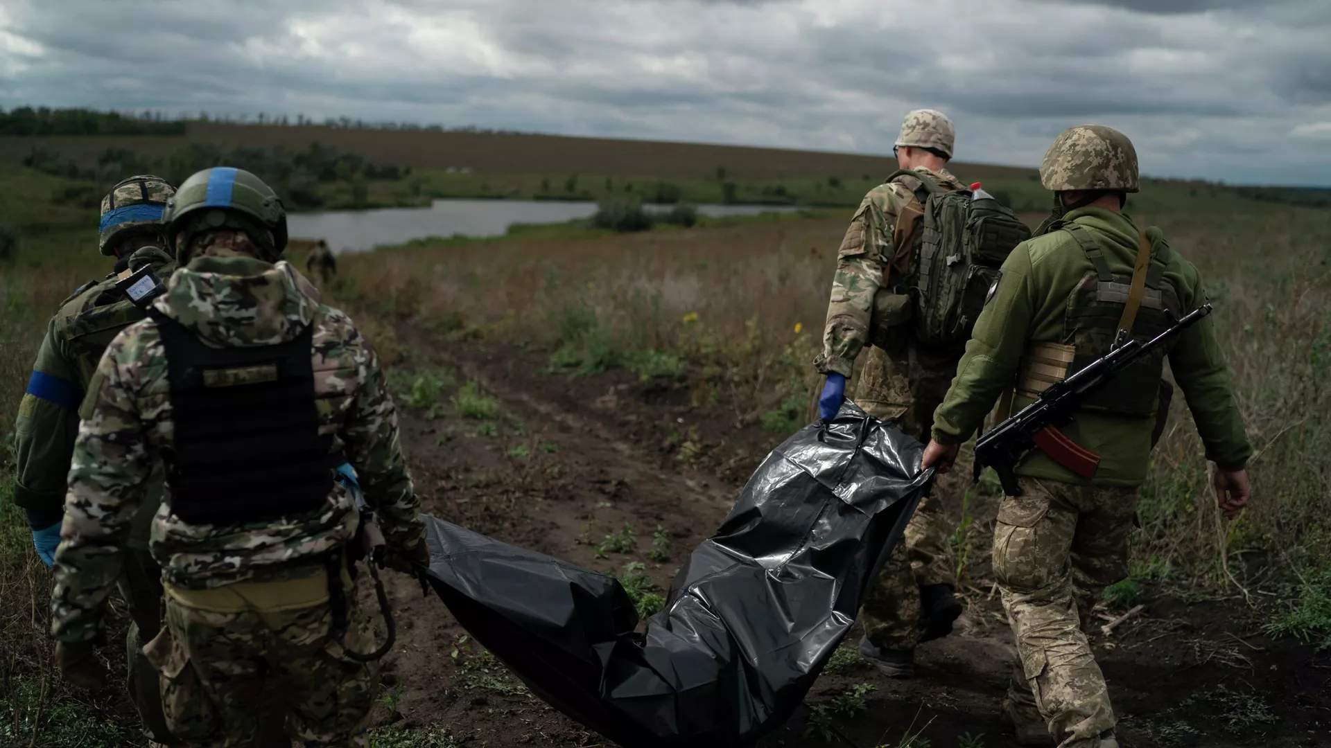 Militares ucranianos carregam o corpo do falecido. - Sputnik Brasil, 1920, 29.11.2025