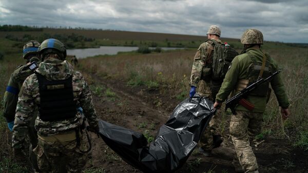 Militares ucranianos carregam o corpo do falecido. - Sputnik Brasil