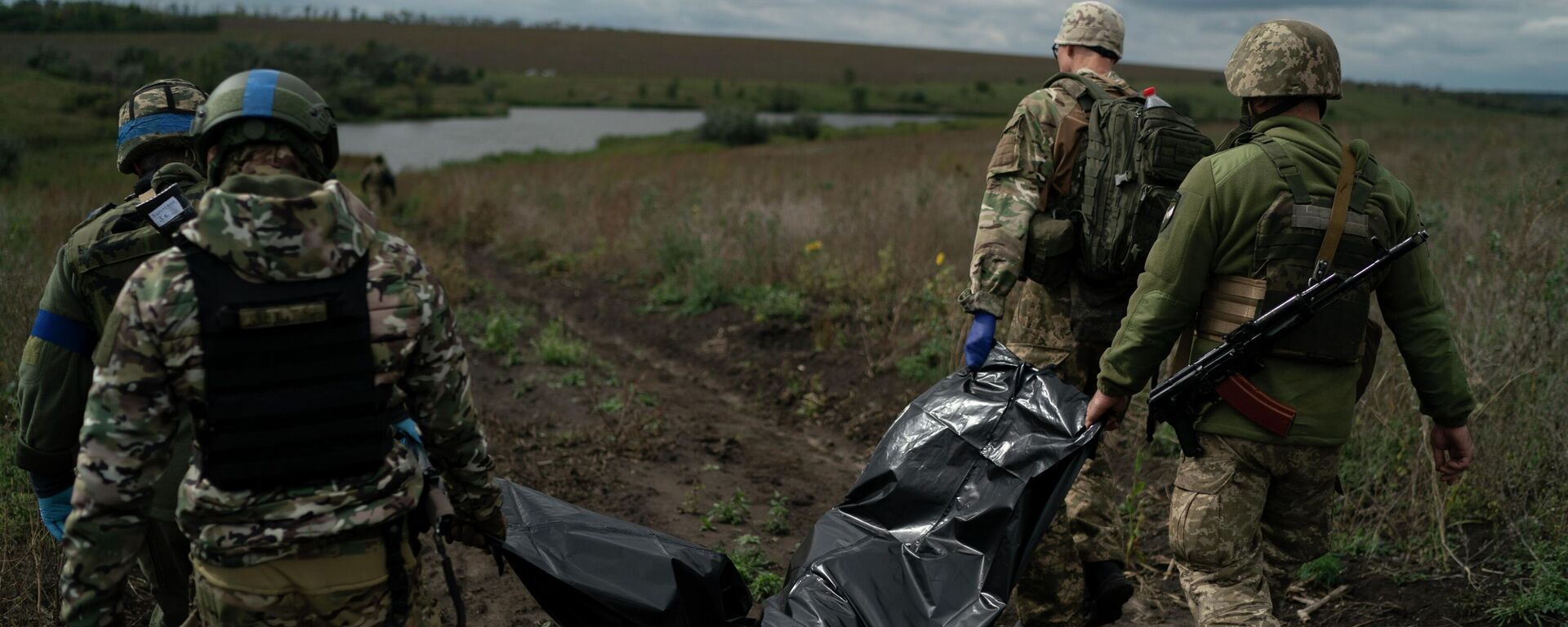 Militares ucranianos carregam o corpo do falecido. - Sputnik Brasil, 1920, 16.11.2025