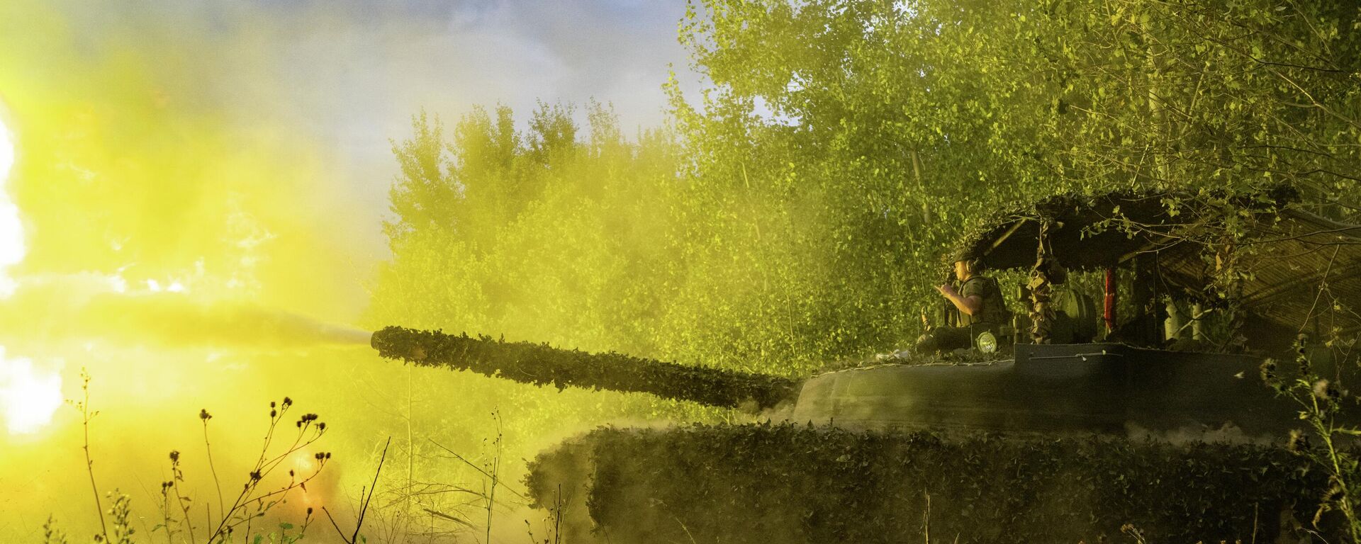 O tanque russo T-80BVM na zona da operação militar especial na Ucrânia. - Sputnik Brasil, 1920, 16.11.2025