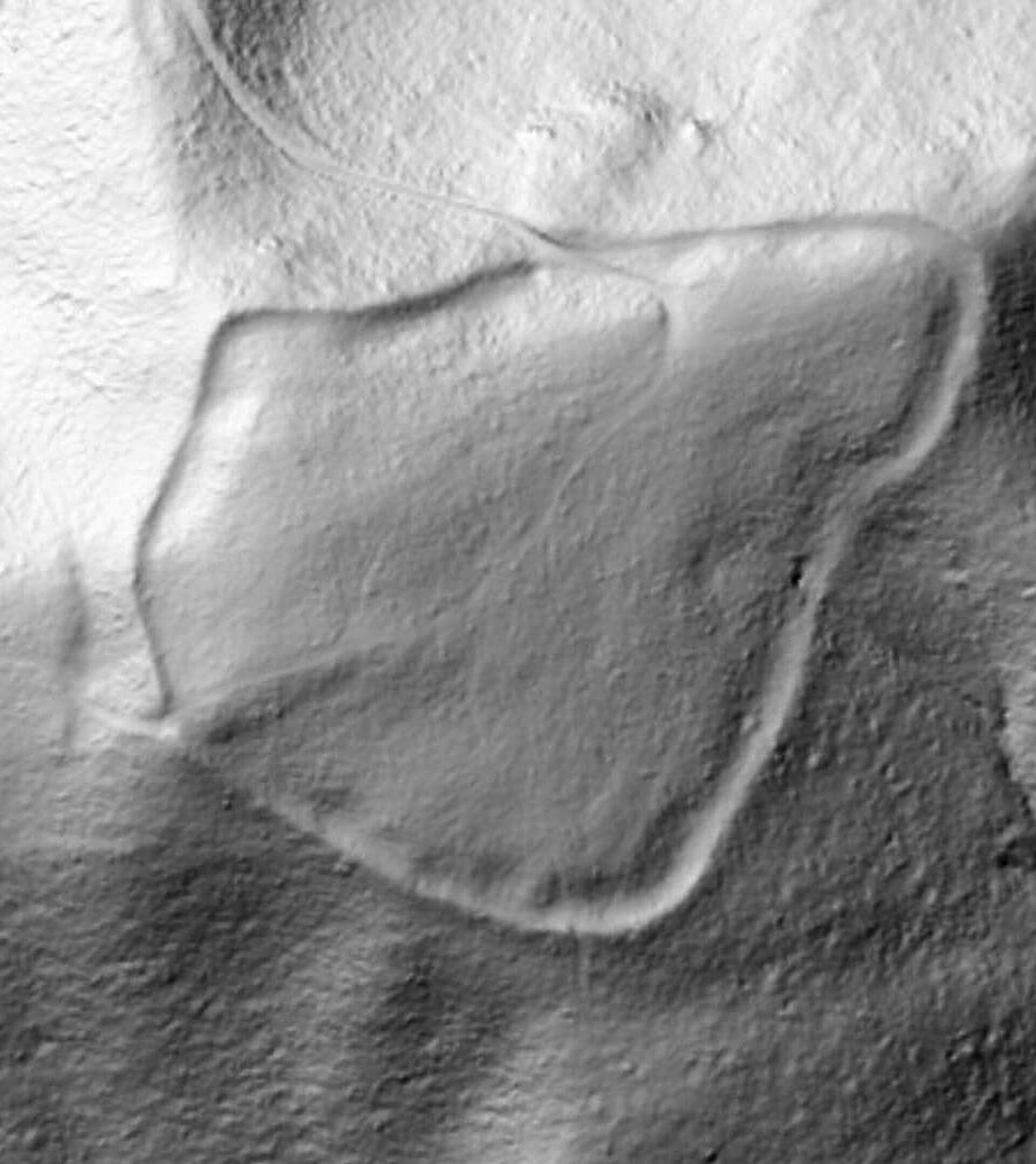 Uma vista aérea mostrando o contorno completo e os limites da fortaleza da Idade do Bronze recém-descoberta. - Sputnik Brasil, 1920, 16.11.2025