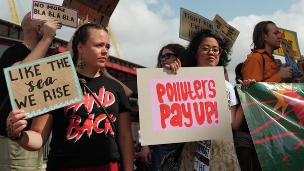 Manifestantes protestam contra o aquecimento global em Belém (PA), durante a COP30, em novembro de 2025 - Sputnik Brasil