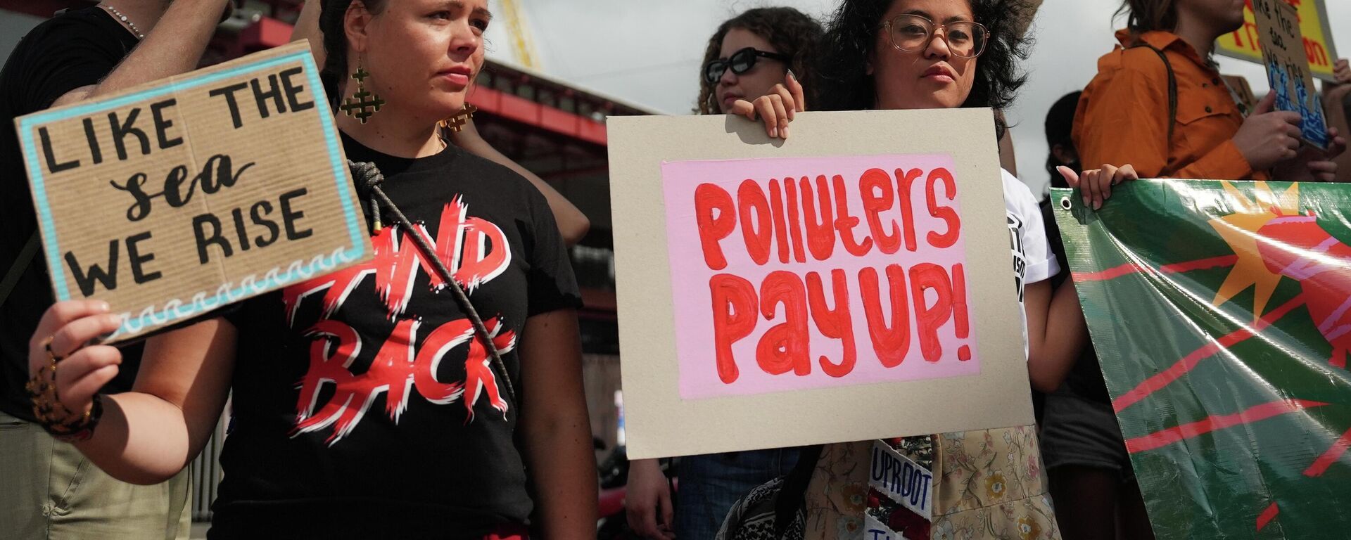 Manifestantes protestam contra o aquecimento global em Belém (PA), durante a COP30, em novembro de 2025 - Sputnik Brasil, 1920, 16.11.2025