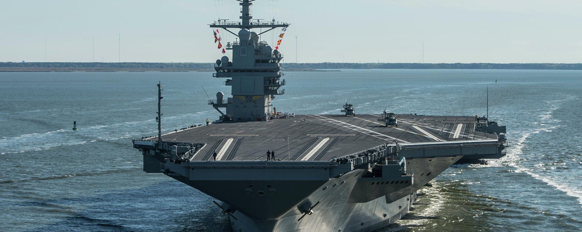 O USS Gerald R. Ford, maior porta-aviões do mundo, fotografado em abril de 2017 - Sputnik Brasil, 1920, 17.11.2025