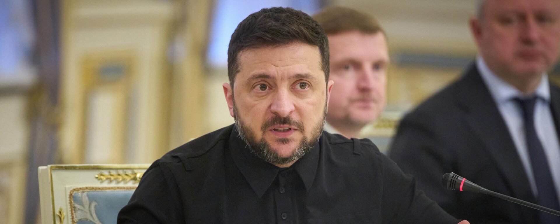 O líder ucraniano Vladimir Zelensky durante reunião oficial, em outubro de 2025 - Sputnik Brasil, 1920, 16.11.2025