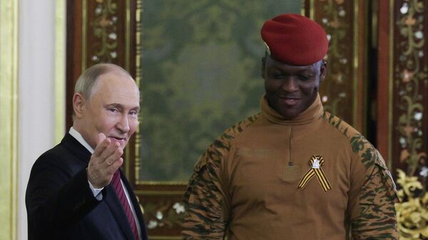 O presidente da Rússia, Vladimir Putin (à esq.), recebe o presidente de Burkina Faso, Ibrahim Traoré (à dir.), durante visita oficial - Sputnik Brasil