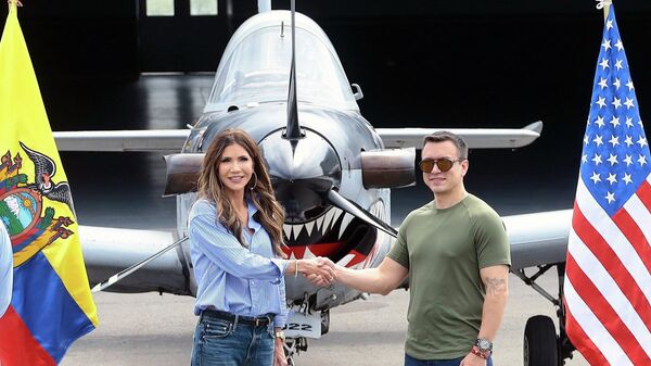 La secretaria de Seguridad de EEUU, Kristi Noem, junto al presidente ecuatoriano, Daniel Noboa, durante una visita a la base de Salinas en noviembre de 2025 - Sputnik Brasil