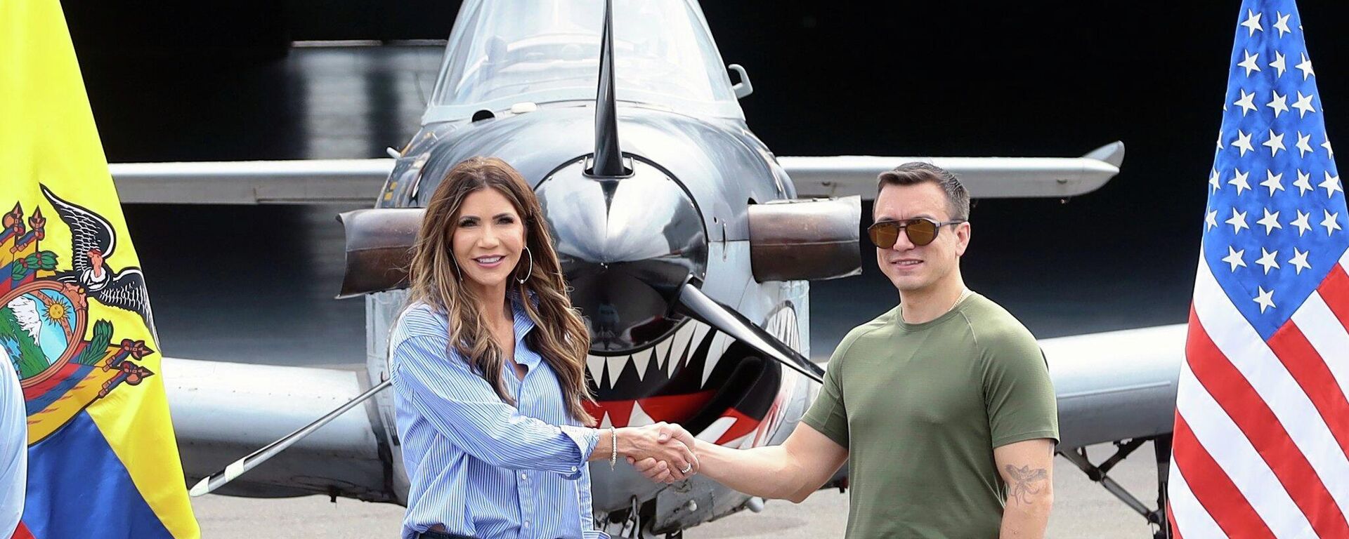 La secretaria de Seguridad de EEUU, Kristi Noem, junto al presidente ecuatoriano, Daniel Noboa, durante una visita a la base de Salinas en noviembre de 2025 - Sputnik Brasil, 1920, 16.11.2025