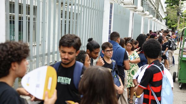 Estudantes aguardam abertura dos portões no segundo dia do Exame Nacional do Ensino Médio (Enem), no Cefet Maracanã, na zona norte do Rio de Janeiro, 16 de novembro de 2025. - Sputnik Brasil