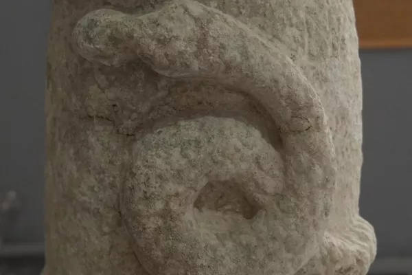 Peça decorada com motivos de serpentes descoberta durante escavações na antiga piscina romana na Turquia - Sputnik Brasil