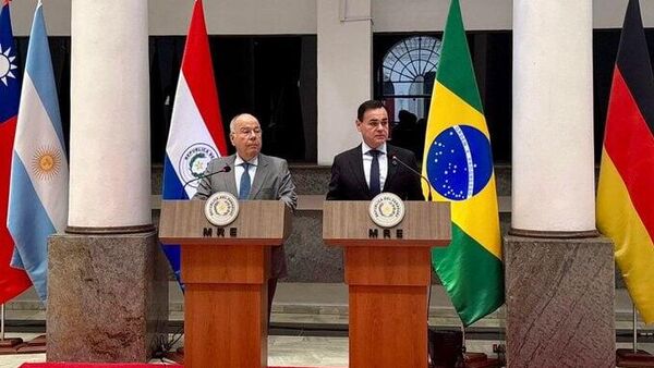 Os ministros das Relações Exteriores do Brasil, Mauro Vieira (à esquerda) e do Paraguai, Rubén Ramírez Lezcano, durante coletiva de imprensa no âmbito da visita de Estado a Assunção para tratar das negociações do Anexo C do Tratado de Itaipu, em 17 de novembro de 2025 - Sputnik Brasil