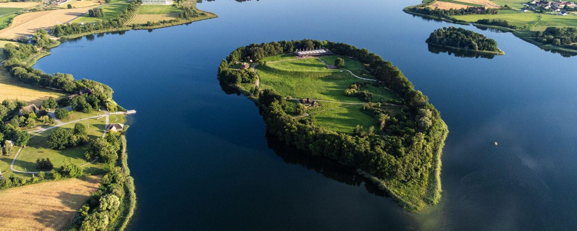 A ilha de Ostrów Lednicki, localizada no lago Lednica no oeste da Polônia - Sputnik Brasil, 1920, 18.11.2025
