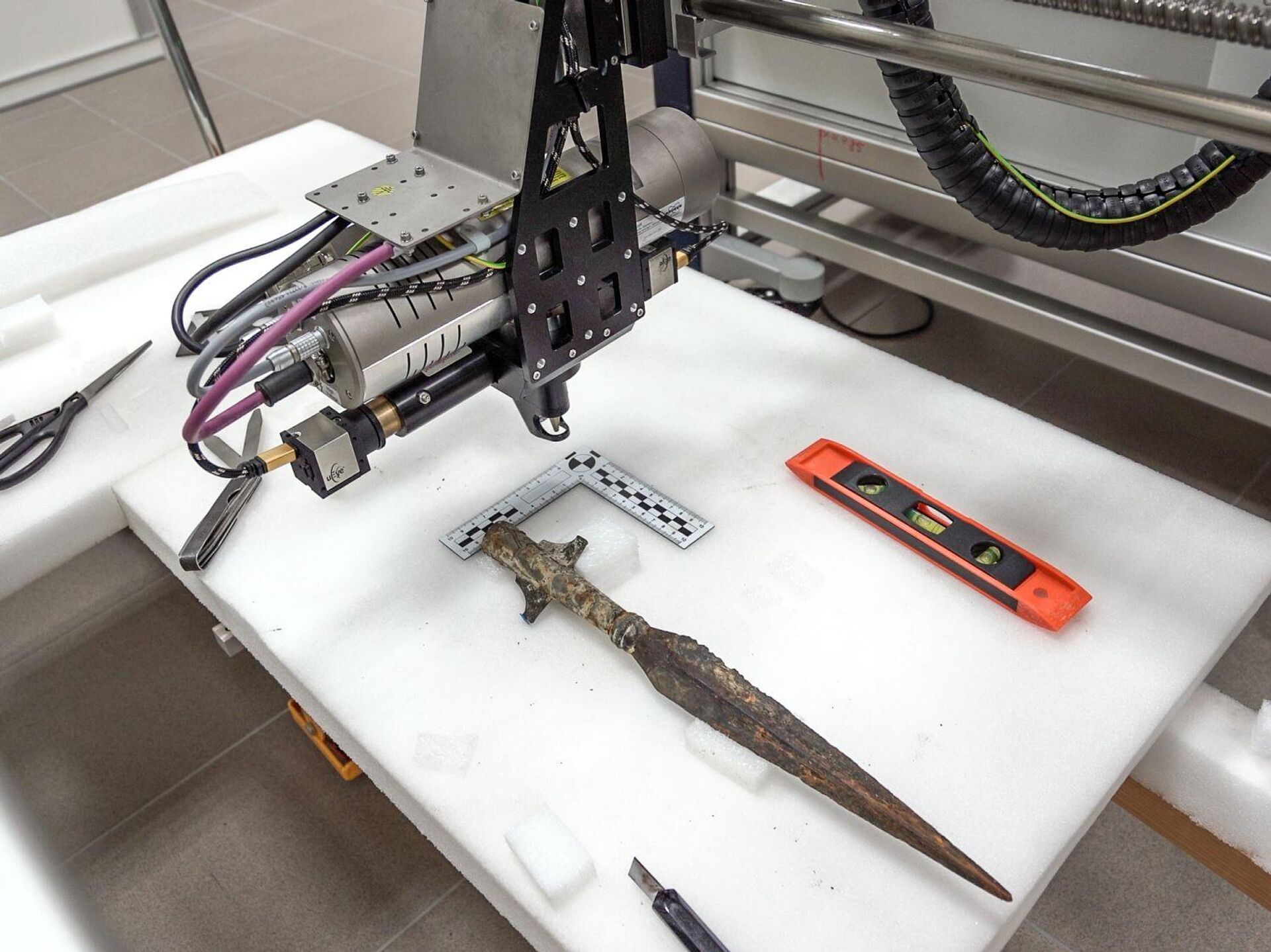 Ponta de lança encontrada no lago Lednica, no oeste da Polônia - Sputnik Brasil, 1920, 18.11.2025