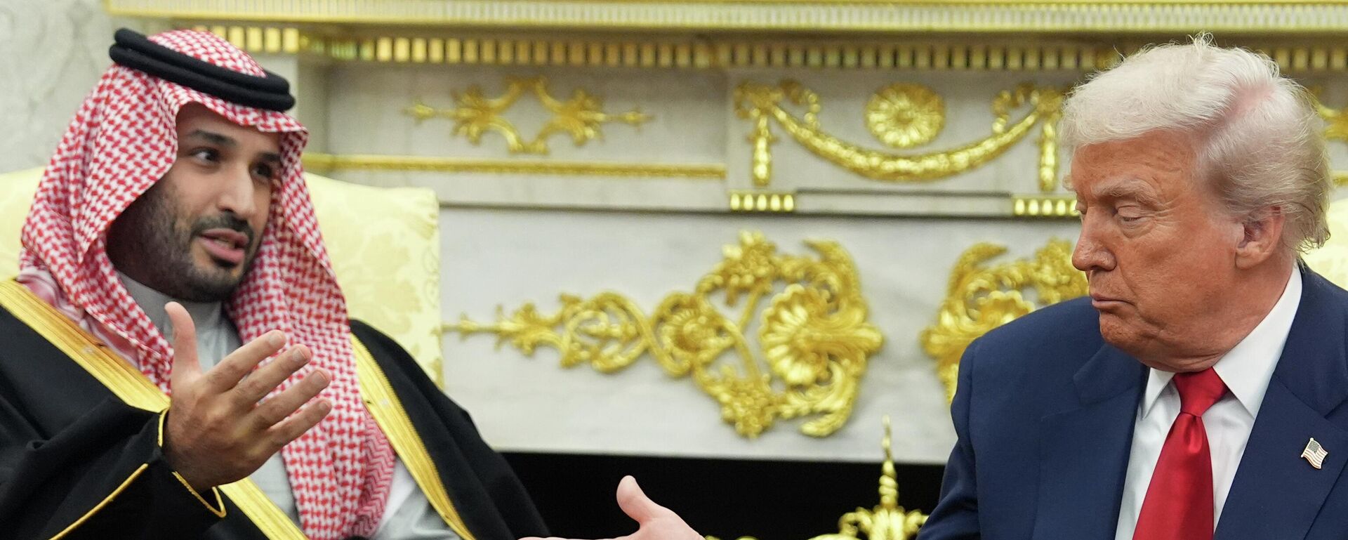 Presidente dos Estados Unidos, Donald Trump durante encontro na Casa Branca com o príncipe herdeiro e primeiro-ministro da Arábia Saudita, Mohammed bin Salman, em Washington, D.C. EUA, 18 de novembro de 2025 - Sputnik Brasil, 1920, 18.11.2025