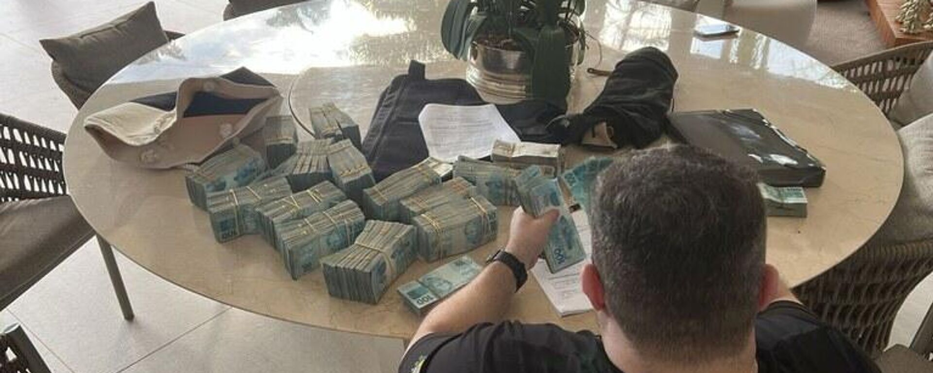 Ação cumprida pela Polícia Federal durante a Operação Compliance Zero - Sputnik Brasil, 1920, 18.11.2025