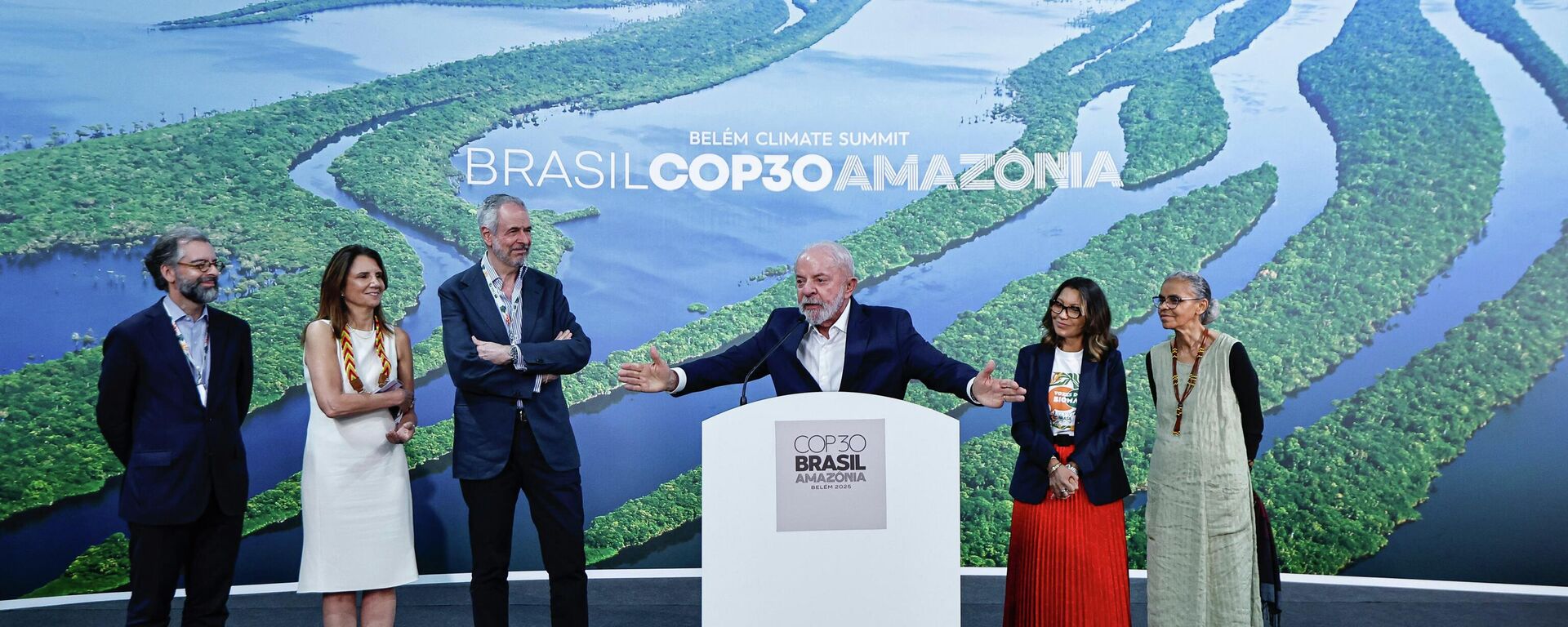 Presidente da República, Luiz Inácio Lula da Silva, conversa com a imprensa após anúncio do aporte alemão no Fundo Florestas Tropicais para Sempre, em Belém, 19 de novembro de 2025 - Sputnik Brasil, 1920, 19.11.2025