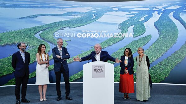 Presidente da República, Luiz Inácio Lula da Silva, conversa com a imprensa após anúncio do aporte alemão no Fundo Florestas Tropicais para Sempre, em Belém, 19 de novembro de 2025 - Sputnik Brasil