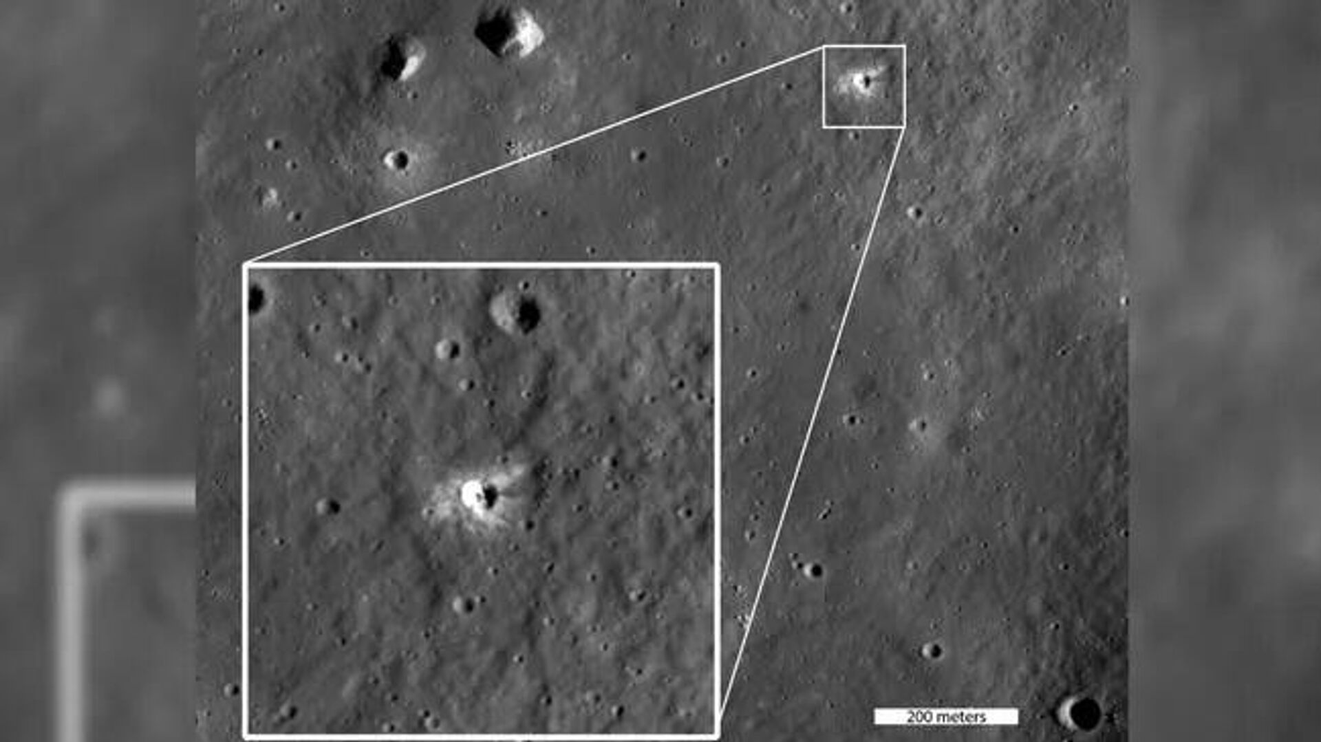 Vista da nova cratera lunar (canto superior direito) com um recorte (canto inferior esquerdo) mostrando uma versão ampliada da mesma Vista da nova cratera lunar (canto superior direito) com um recorte (canto inferior esquerdo) mostrando uma versão ampliada da mesma - Sputnik Brasil, 1920, 20.11.2025