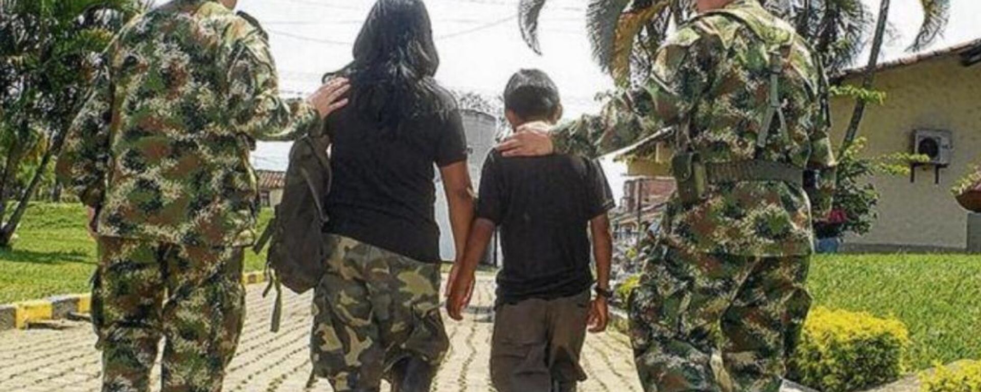 Exército Nacional da Colômbia relata resgate de menores de Grupos Armados Organizados (GAO) - Sputnik Brasil, 1920, 20.11.2025