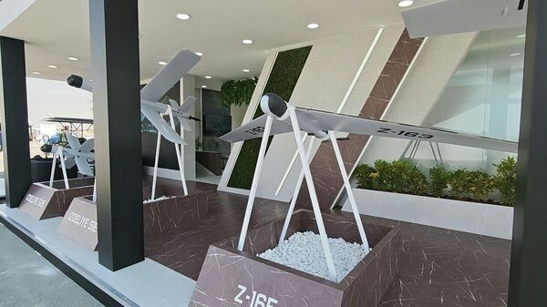Drones russos de produção da empresa russa ZALA, no Dubai Airshow 2025 - Sputnik Brasil
