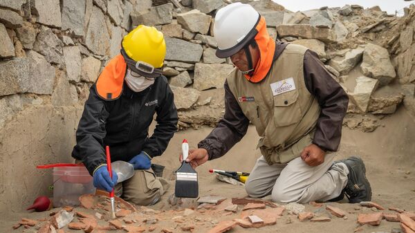 Arqueólogos trabalham no local do observatório solar mais antigo do Vale de Kasma - Sputnik Brasil